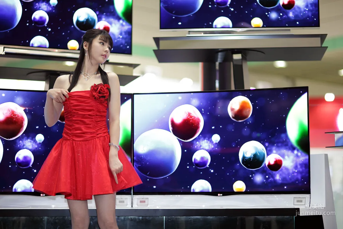 李智友《展廳紅裙少女》圖片合集 43