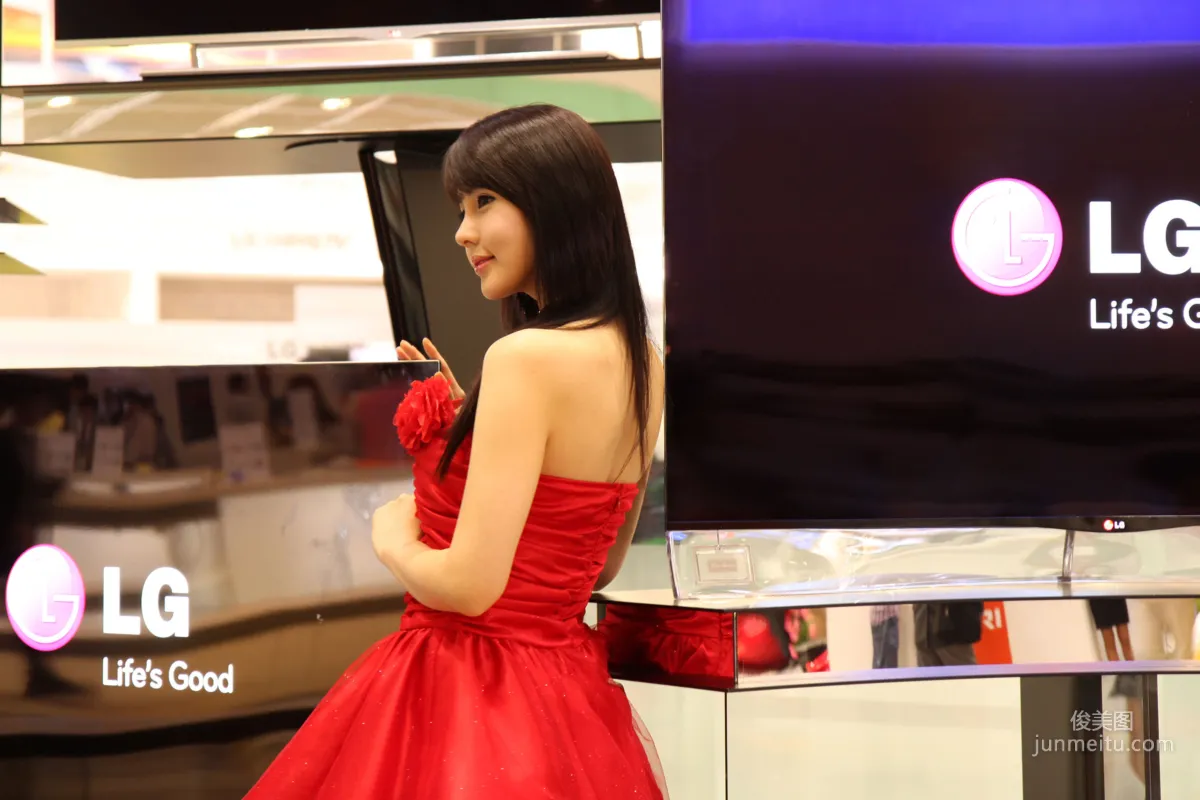 李智友《展廳紅裙少女》圖片合集 35
