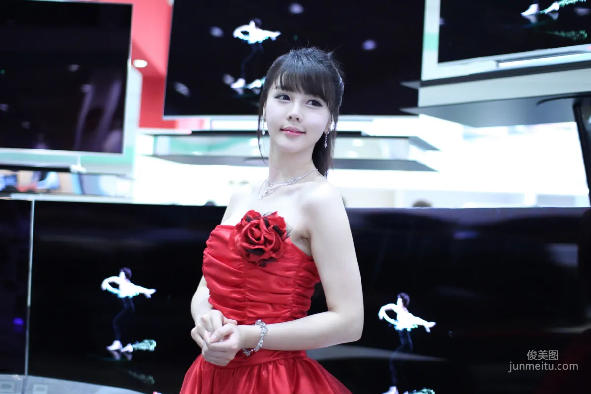 李智友《展廳紅裙少女》圖片合集 10