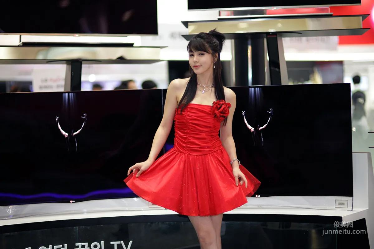 李智友《展廳紅裙少女》圖片合集 11