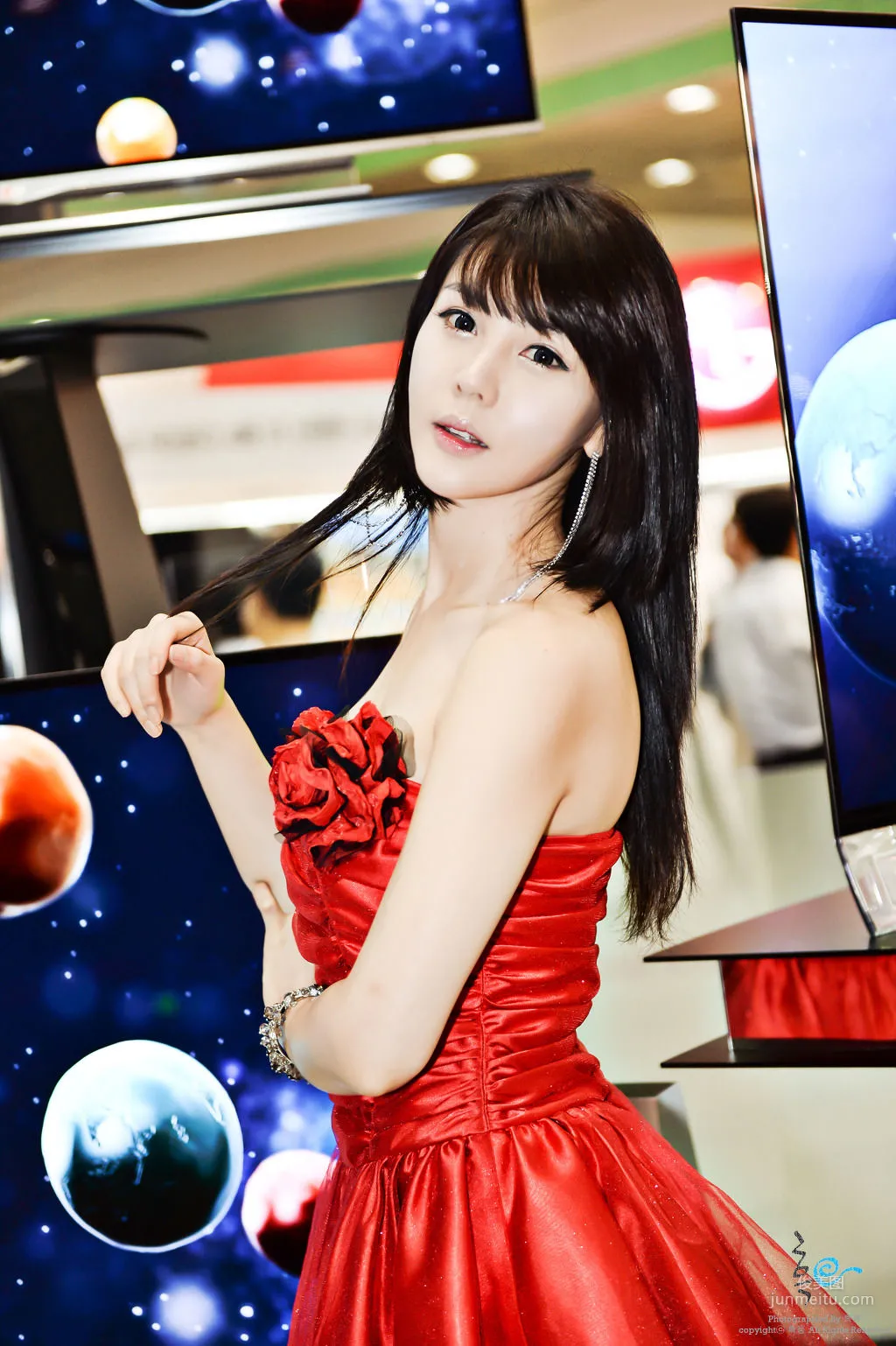 李智友《展廳紅裙少女》圖片合集 22