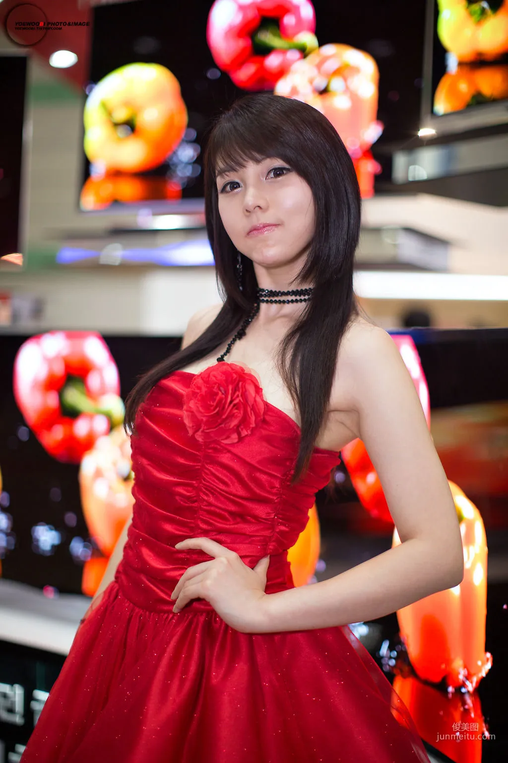 李智友《展廳紅裙少女》圖片合集 24