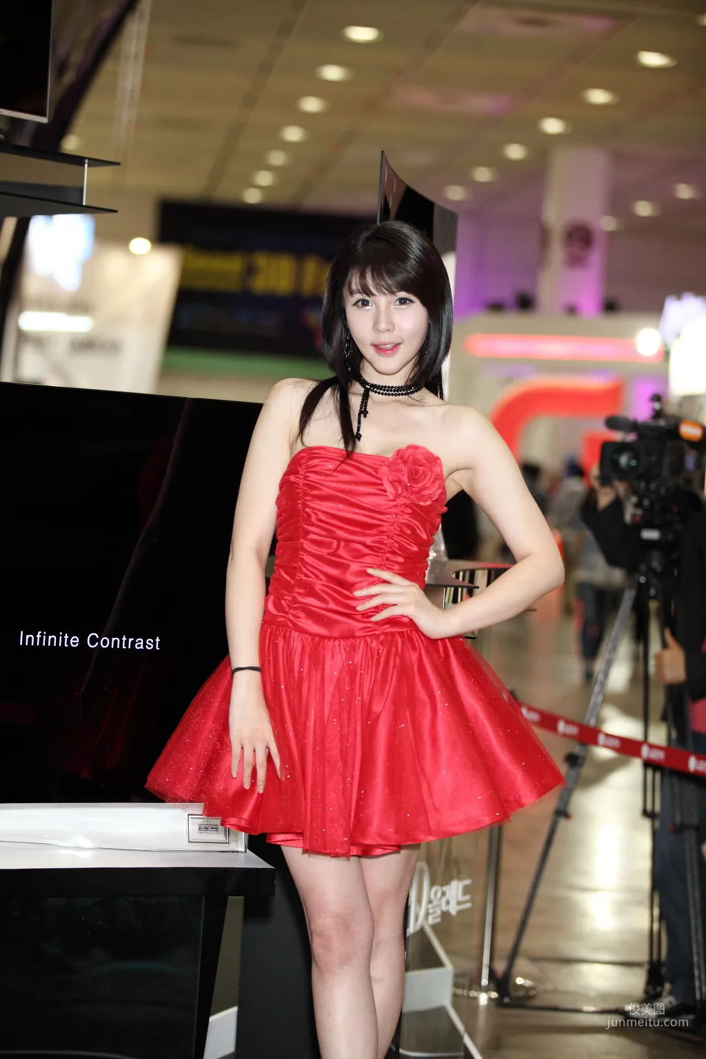 李智友《展廳紅裙少女》圖片合集 18
