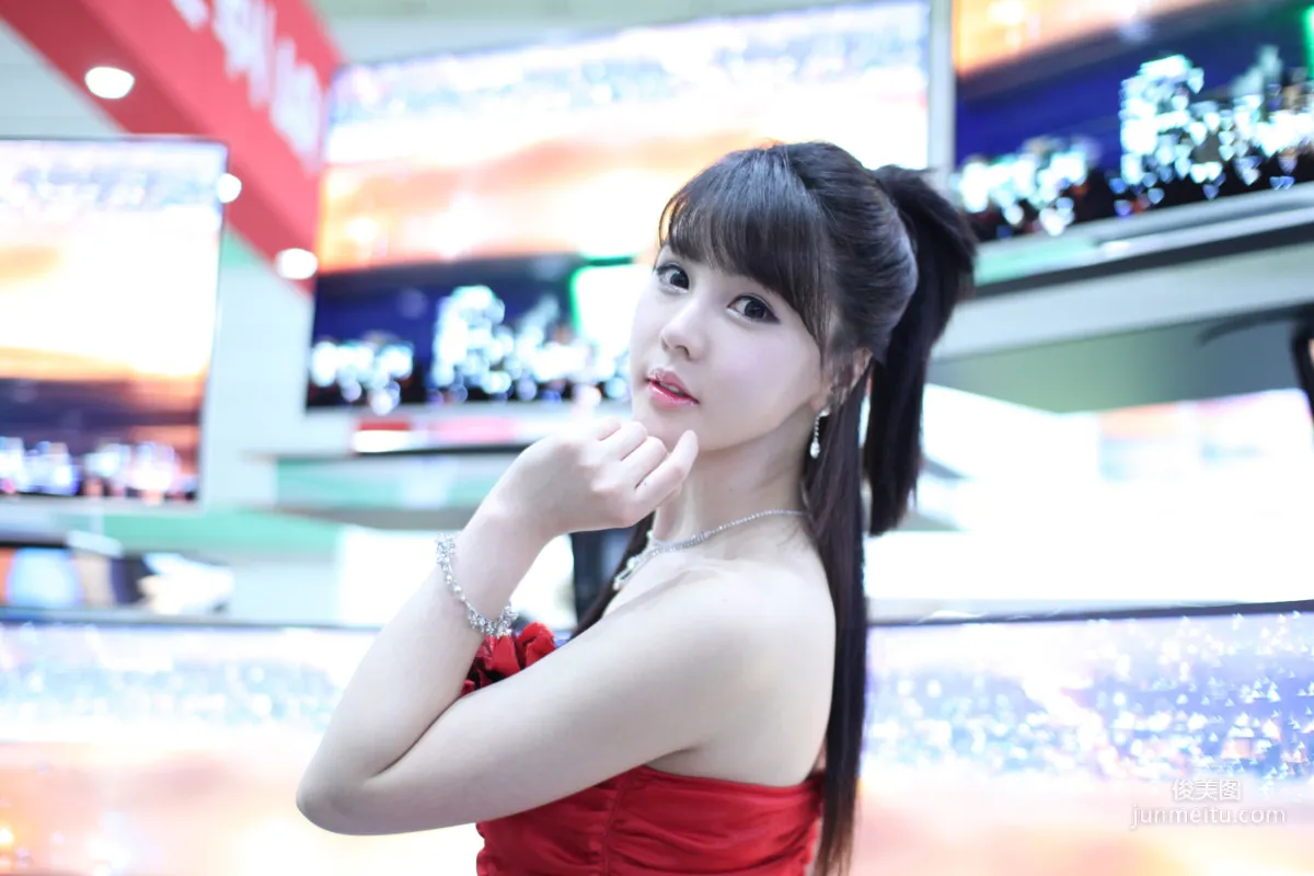 李智友《展廳紅裙少女》圖片合集 9