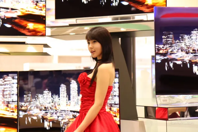 李智友《展廳紅裙少女》圖片合集