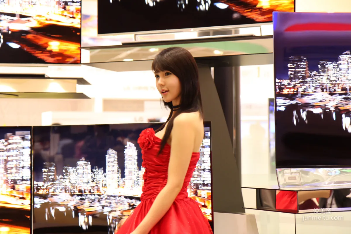 李智友《展廳紅裙少女》圖片合集 34