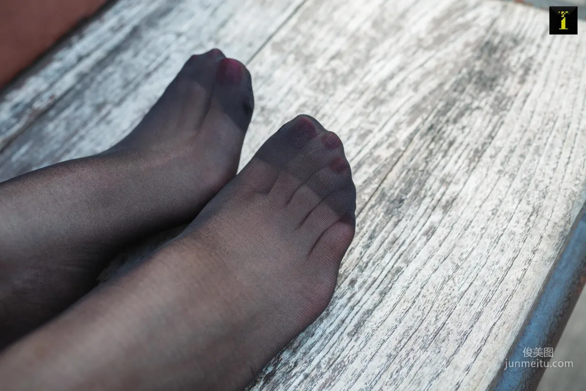小小 《小小的红黑配》 [异思趣向IESS] 丝袜美腿写真集57
