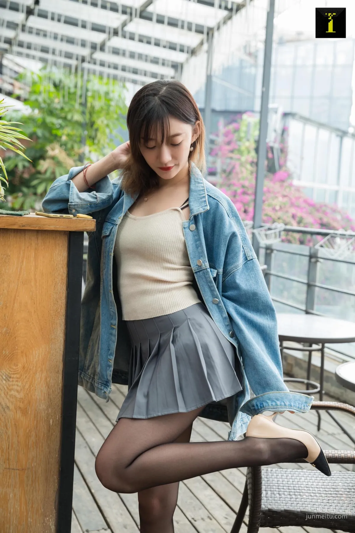 秋秋 《秋秋的牛仔外套》 [異思趣向IESS] 絲襪美腿寫真集 35
