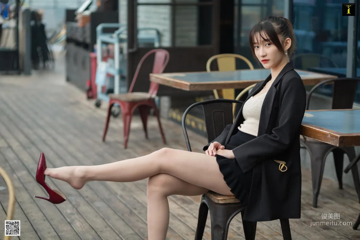 秋秋 《秋領班的午休時間》 [異思趣向IESS] 美腿絲足寫真集 25