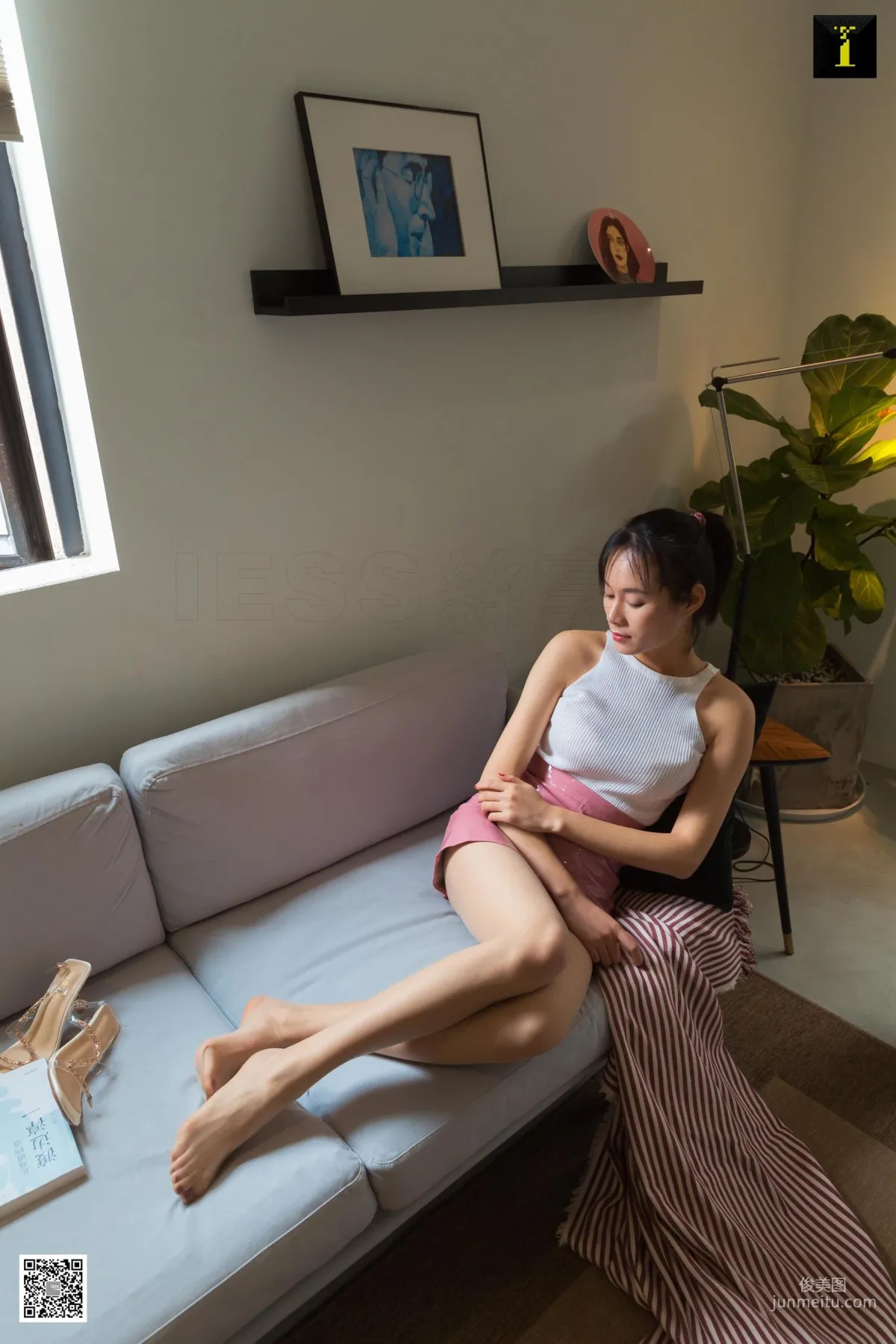 小小 《美足與蛇形涼鞋》 [異思趣向IESS] 美腿絲足寫真集 62