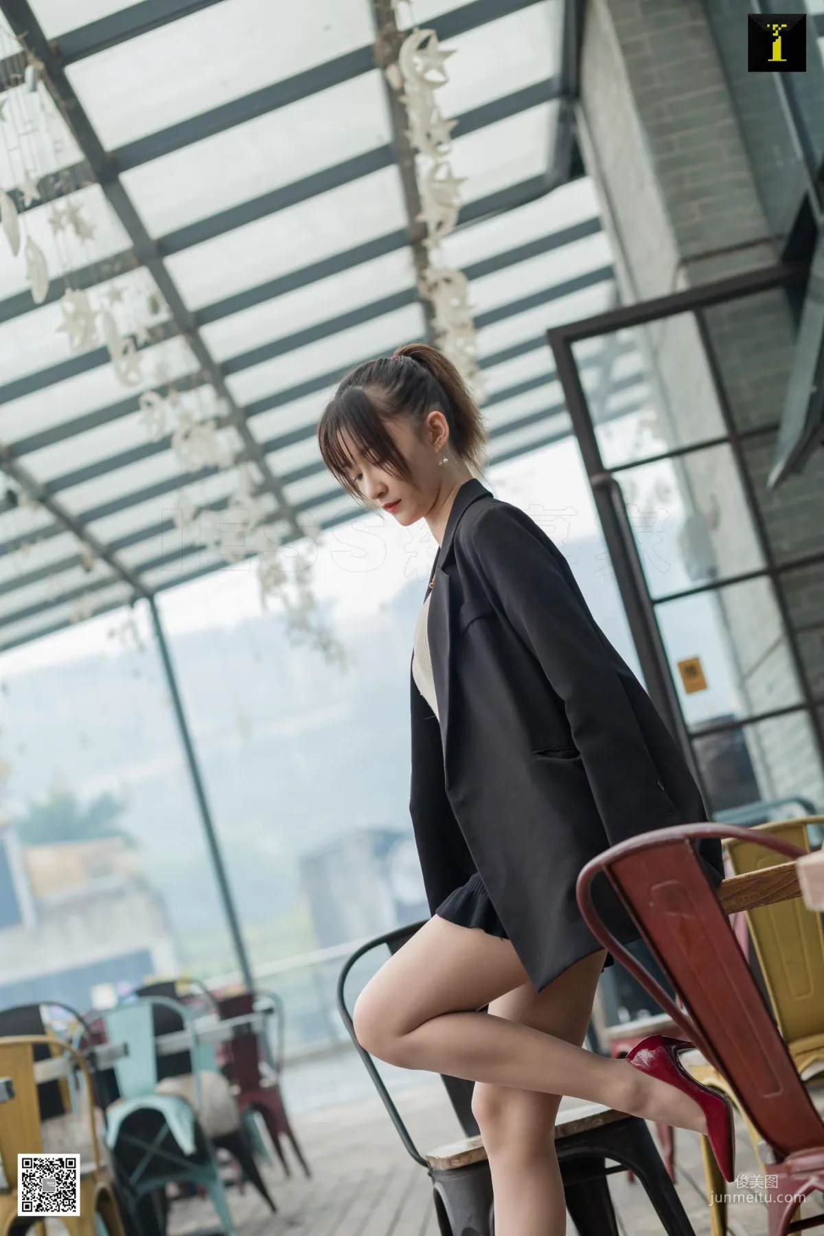 秋秋 《秋領班的午休時間》 [異思趣向IESS] 美腿絲足寫真集 62