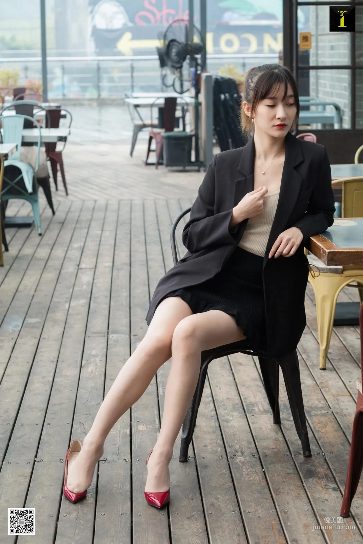 秋秋 《秋領班的午休時間》 [異思趣向IESS] 美腿絲足寫真集 17