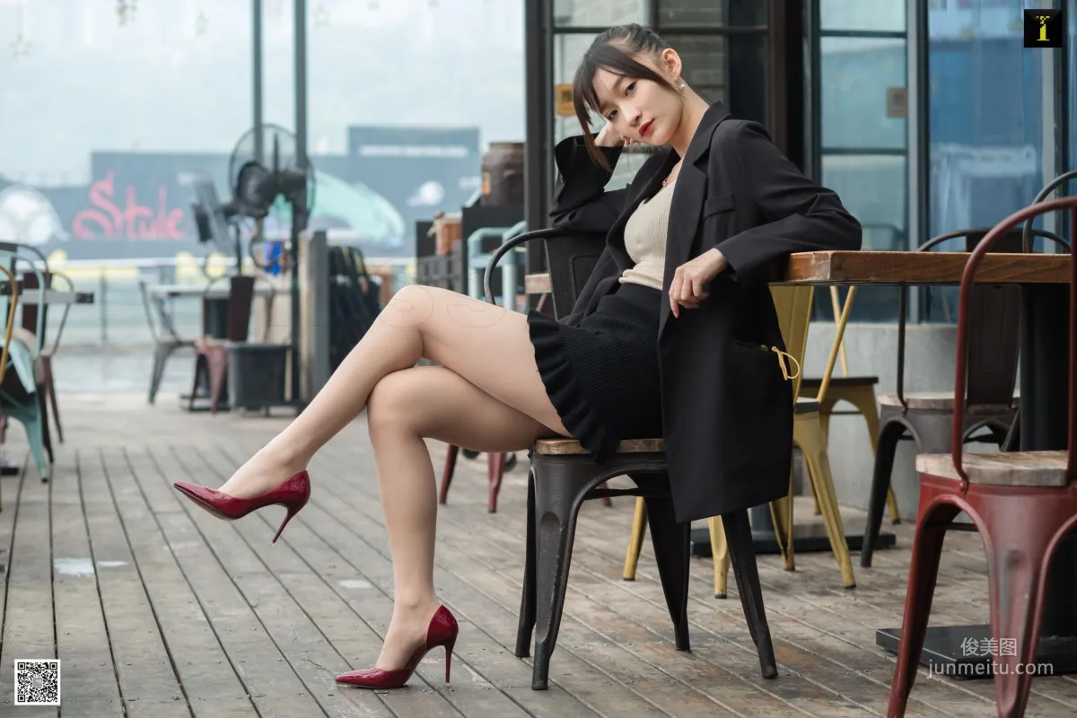 秋秋 《秋領班的午休時間》 [異思趣向IESS] 美腿絲足寫真集 10