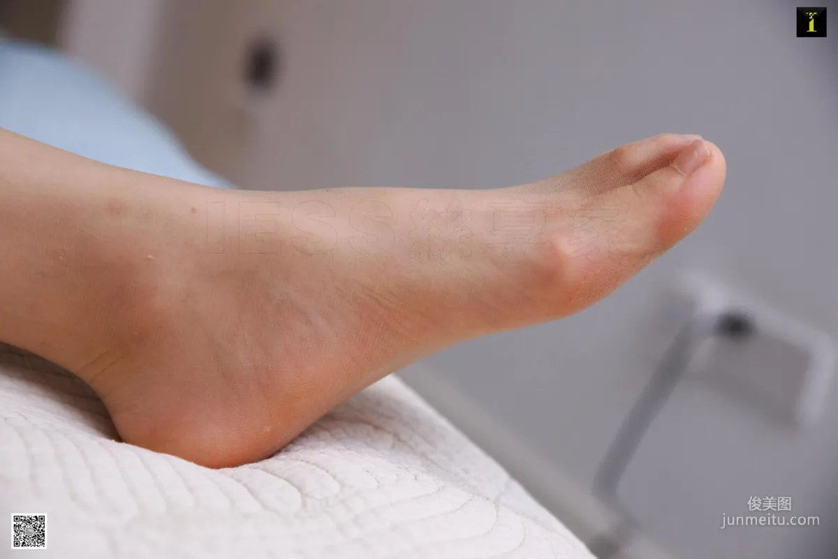 九妹 《床邊午休的同事》 [異思趣向IESS] 美腿絲足寫真集 51