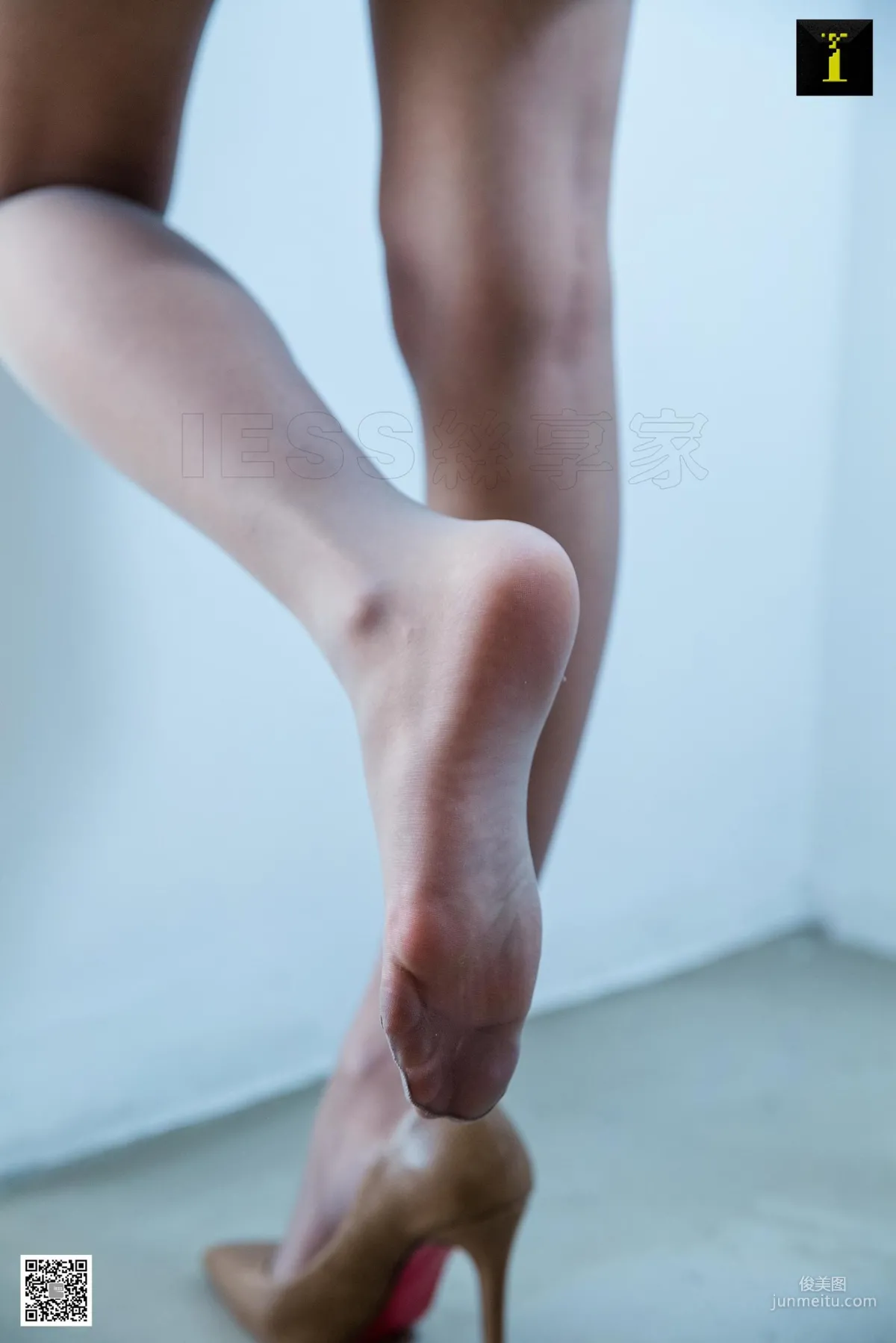 婉萍 《婉萍的青花旗袍》 [異思趣向IESS] 絲襪美腿寫真集 42