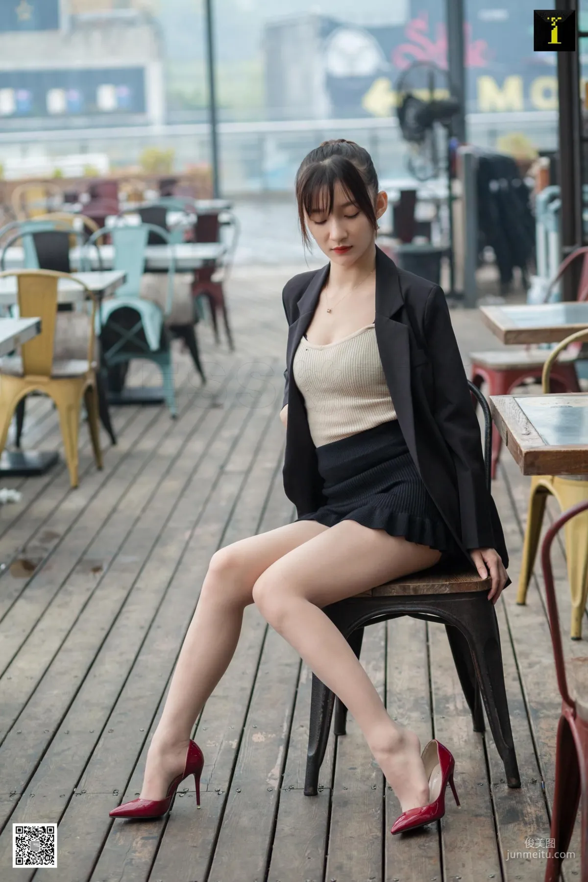 秋秋 《秋領班的午休時間》 [異思趣向IESS] 美腿絲足寫真集 31