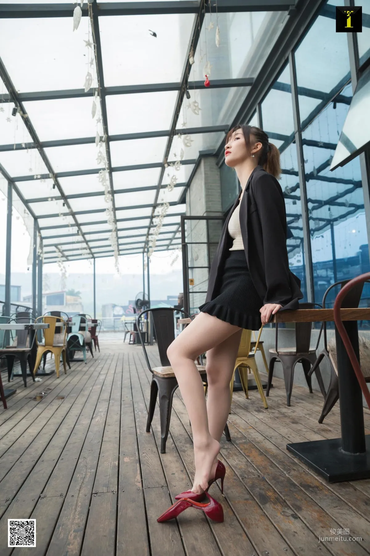 秋秋 《秋領班的午休時間》 [異思趣向IESS] 美腿絲足寫真集 77