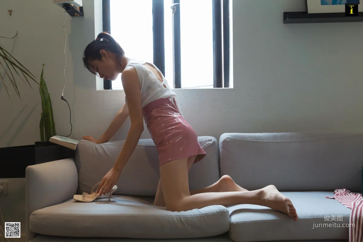 小小 《美足與蛇形涼鞋》 [異思趣向IESS] 美腿絲足寫真集 73