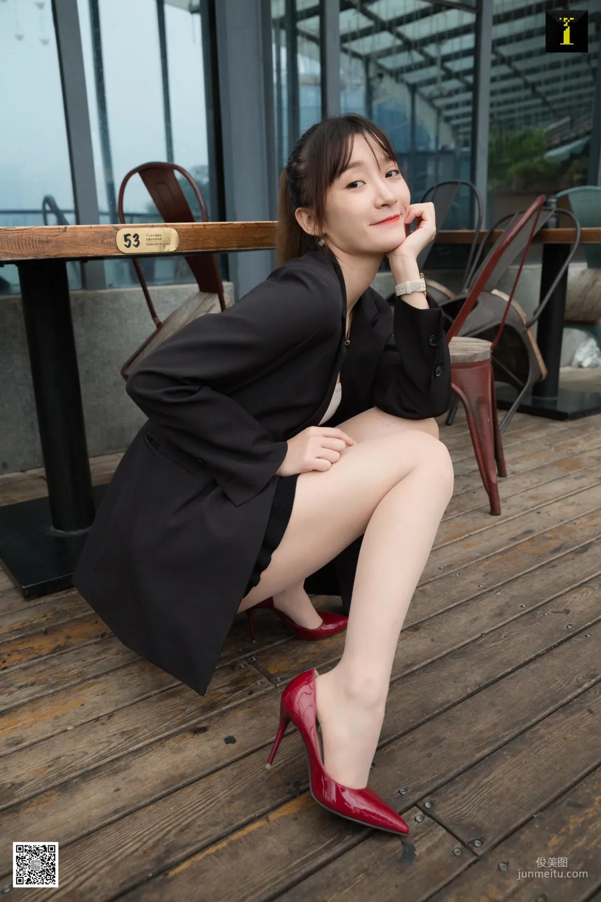 秋秋 《秋領班的午休時間》 [異思趣向IESS] 美腿絲足寫真集 90