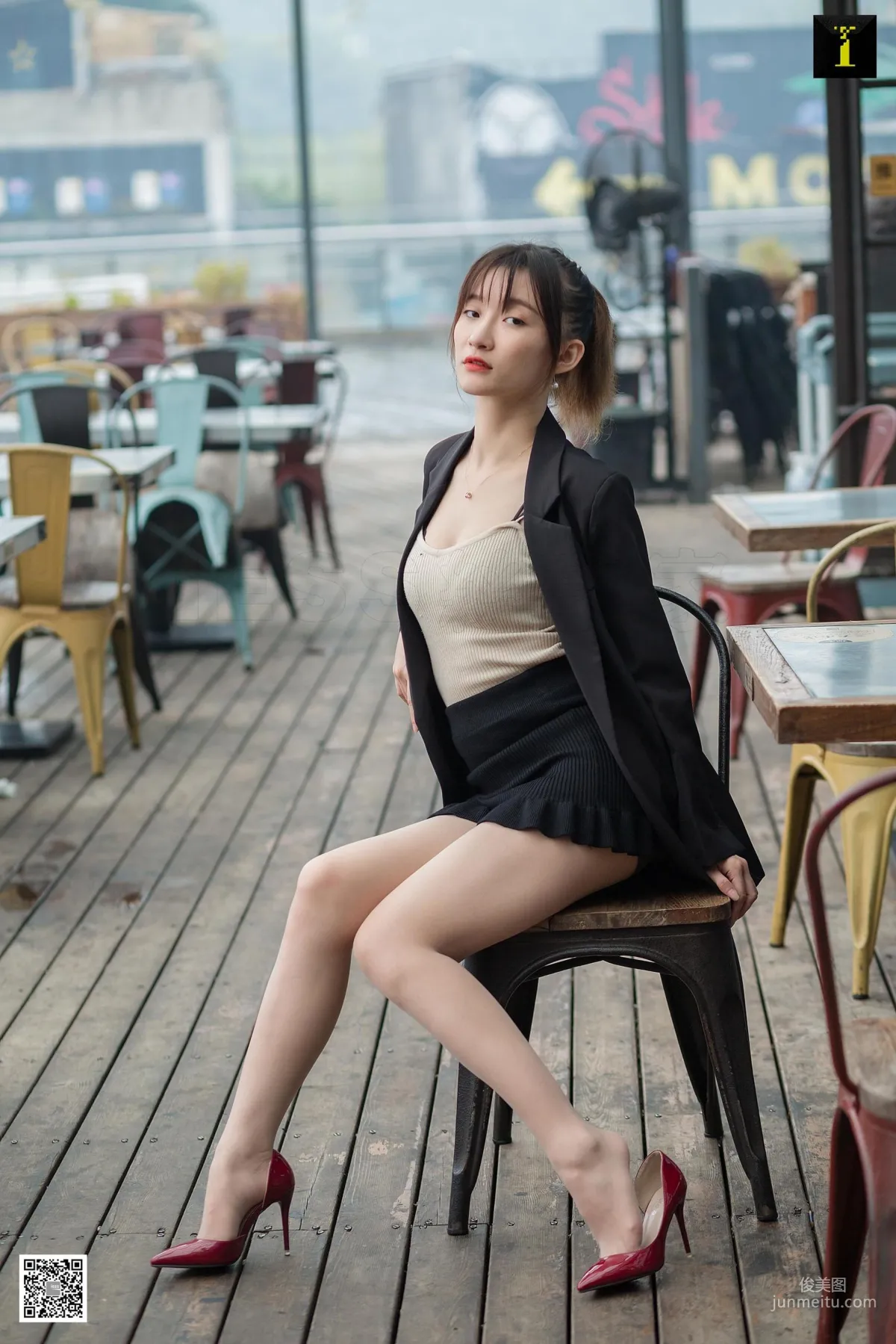 秋秋 《秋領班的午休時間》 [異思趣向IESS] 美腿絲足寫真集 32
