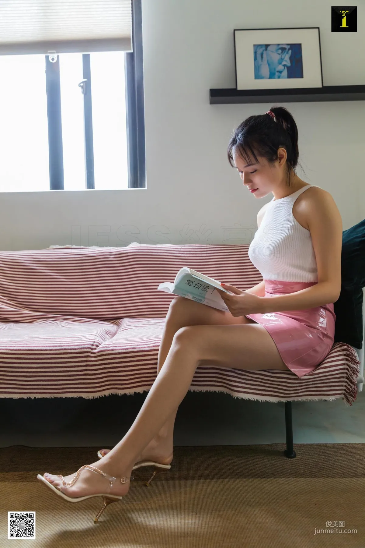 小小 《美足與蛇形涼鞋》 [異思趣向IESS] 美腿絲足寫真集 30