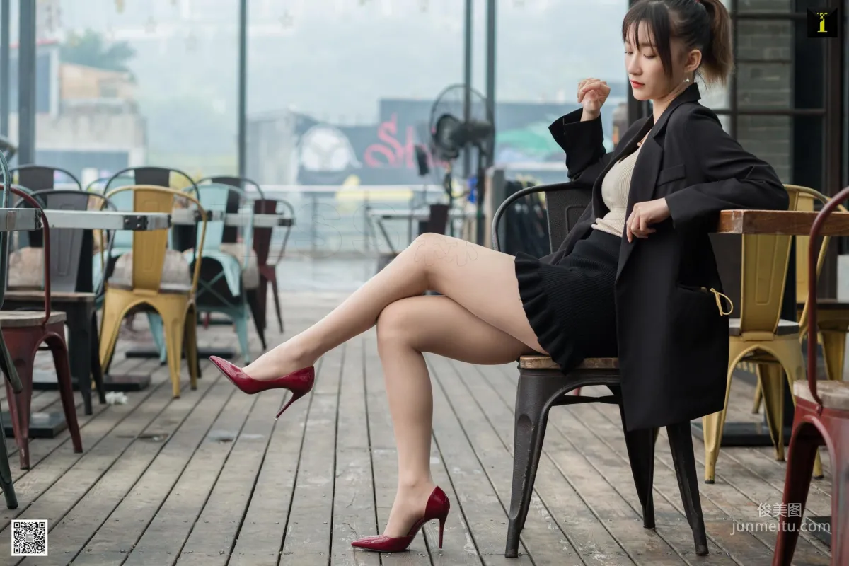 秋秋 《秋領班的午休時間》 [異思趣向IESS] 美腿絲足寫真集 9