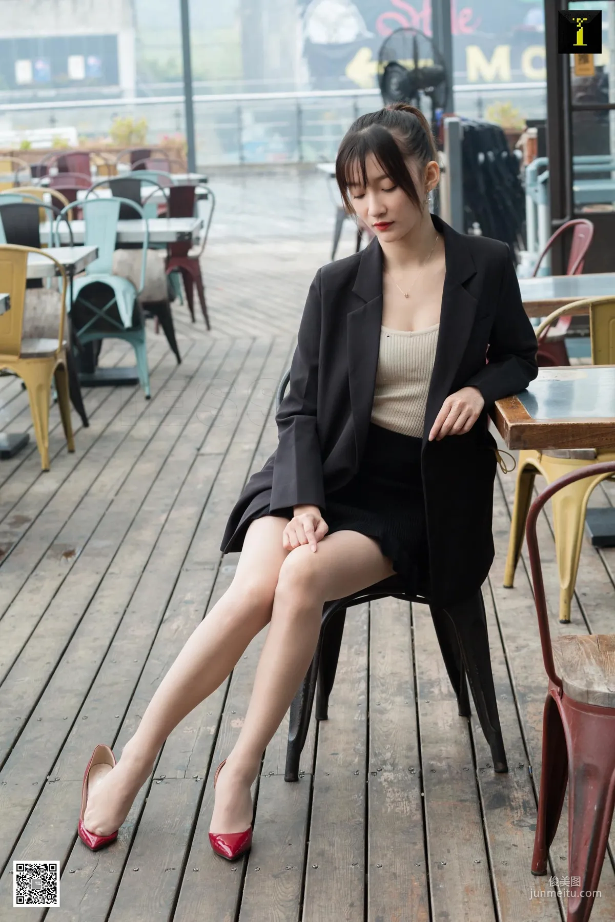 秋秋 《秋領班的午休時間》 [異思趣向IESS] 美腿絲足寫真集 16