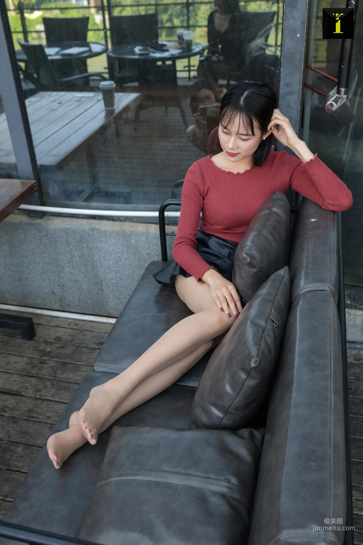 小小 《小小的黑色皮裙》 [異思趣向IESS] 美腿絲足寫真集 69