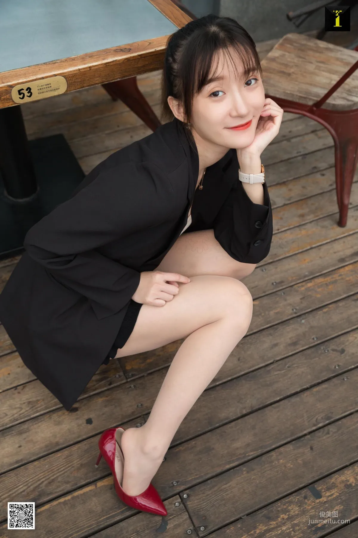 秋秋 《秋領班的午休時間》 [異思趣向IESS] 美腿絲足寫真集 91