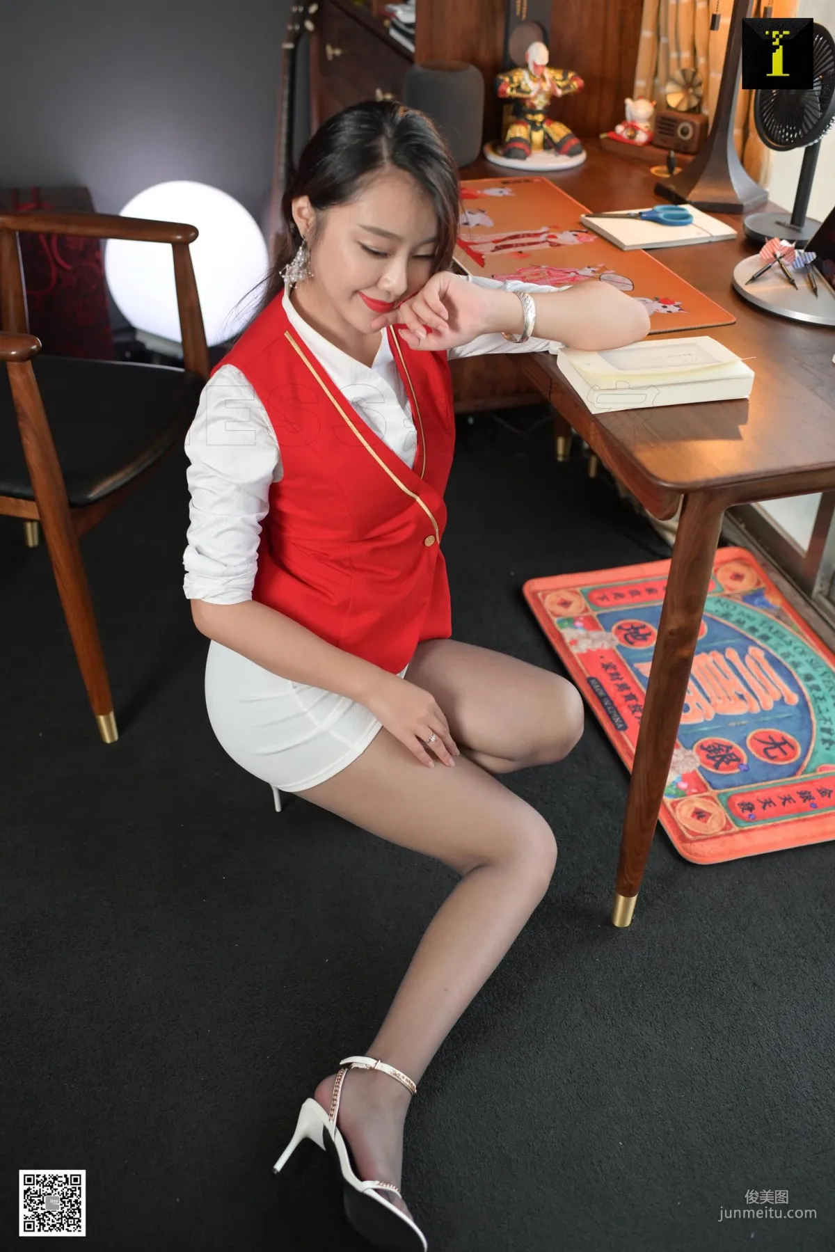 小北 《小北的紅色套裝》 [異思趣向IESS] 絲襪美腿寫真集 60