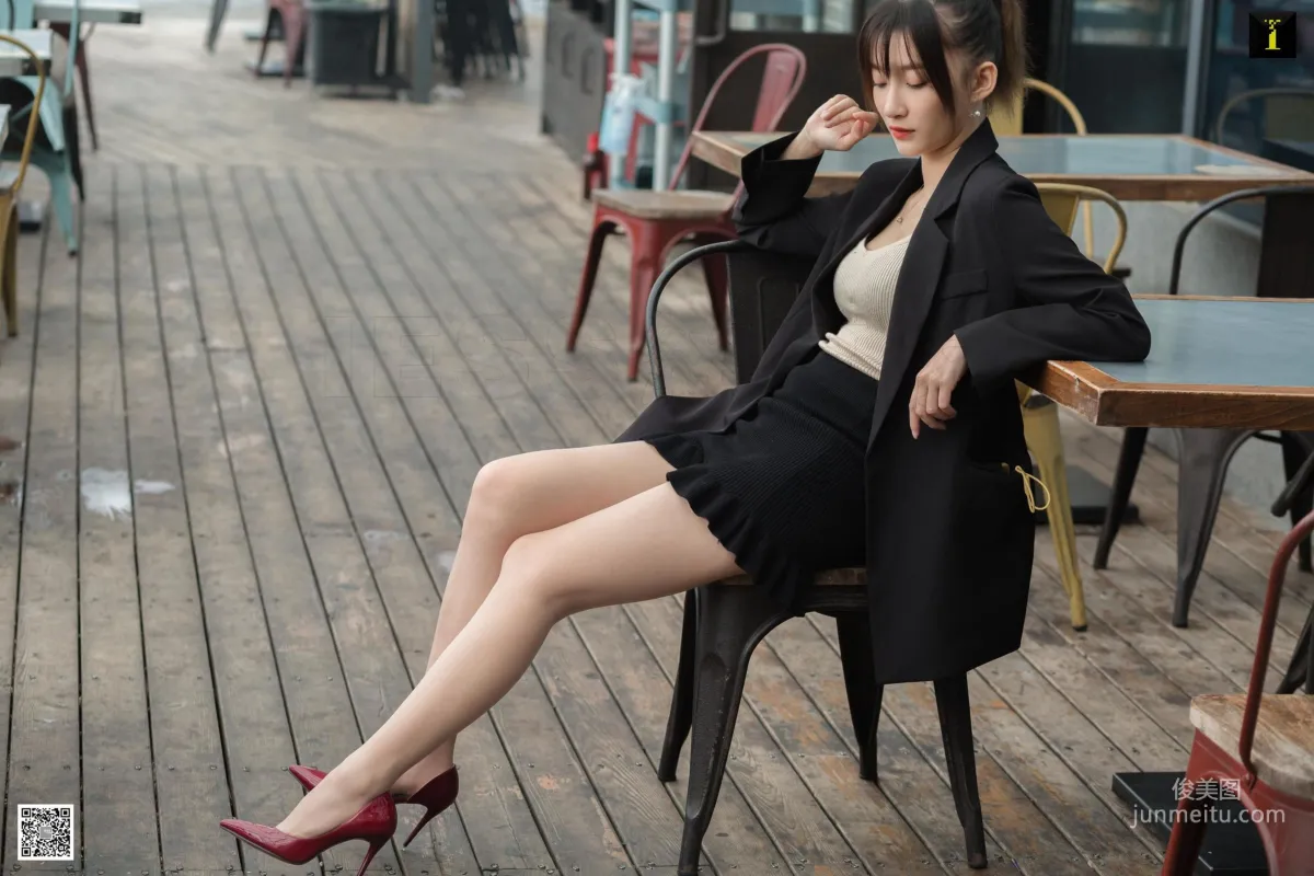 秋秋 《秋領班的午休時間》 [異思趣向IESS] 美腿絲足寫真集 12