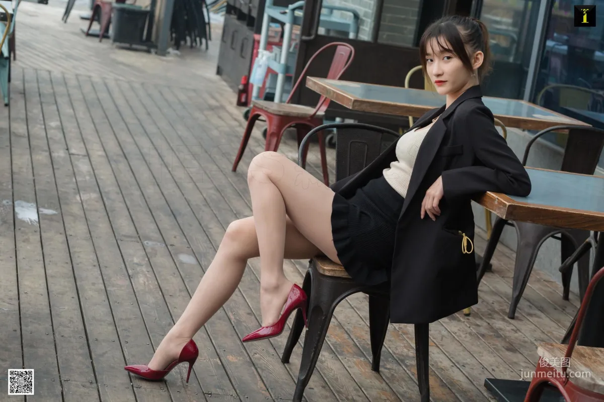 秋秋 《秋領班的午休時間》 [異思趣向IESS] 美腿絲足寫真集 23