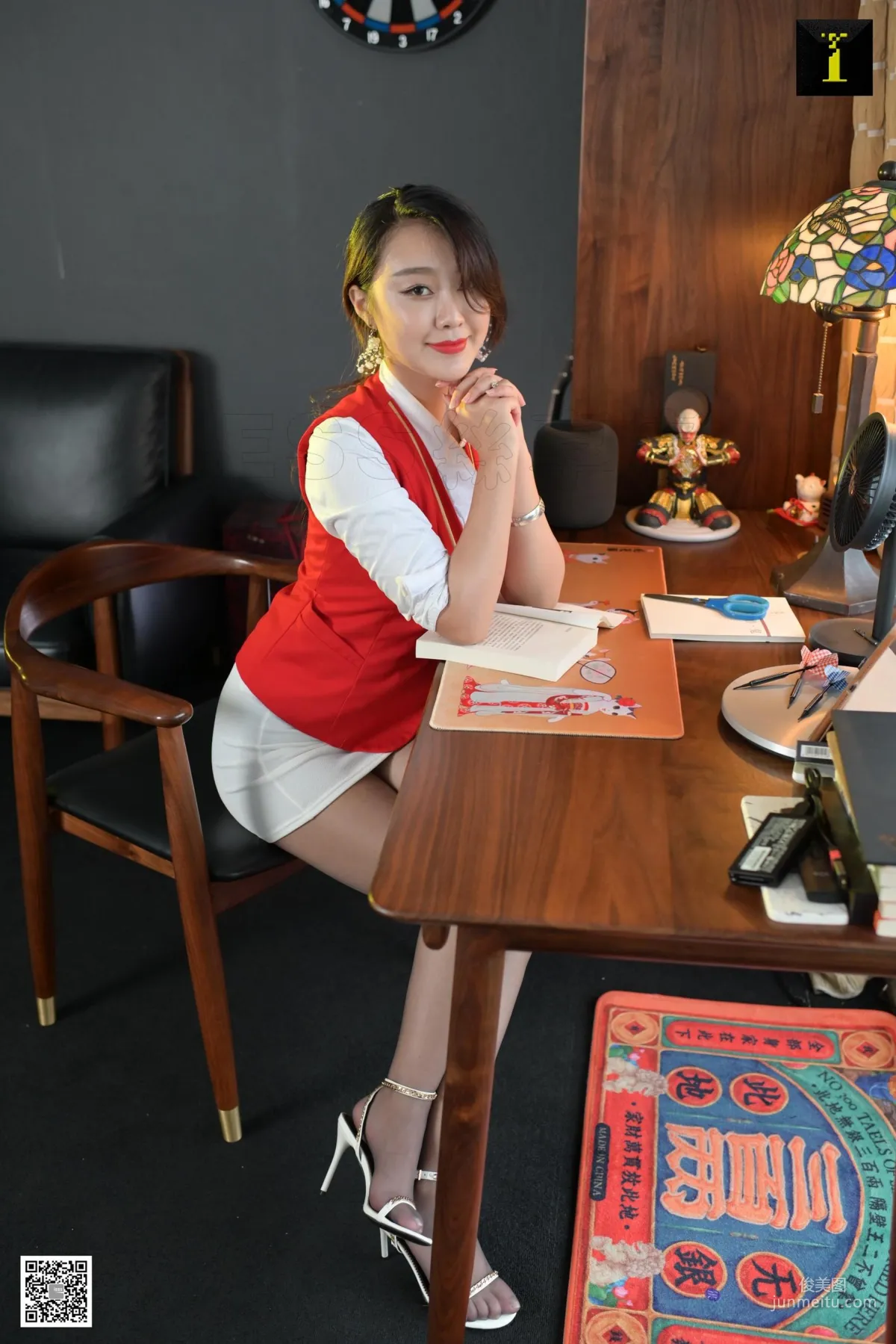 小北 《小北的红色套装》 [异思趣向IESS] 丝袜美腿写真集2