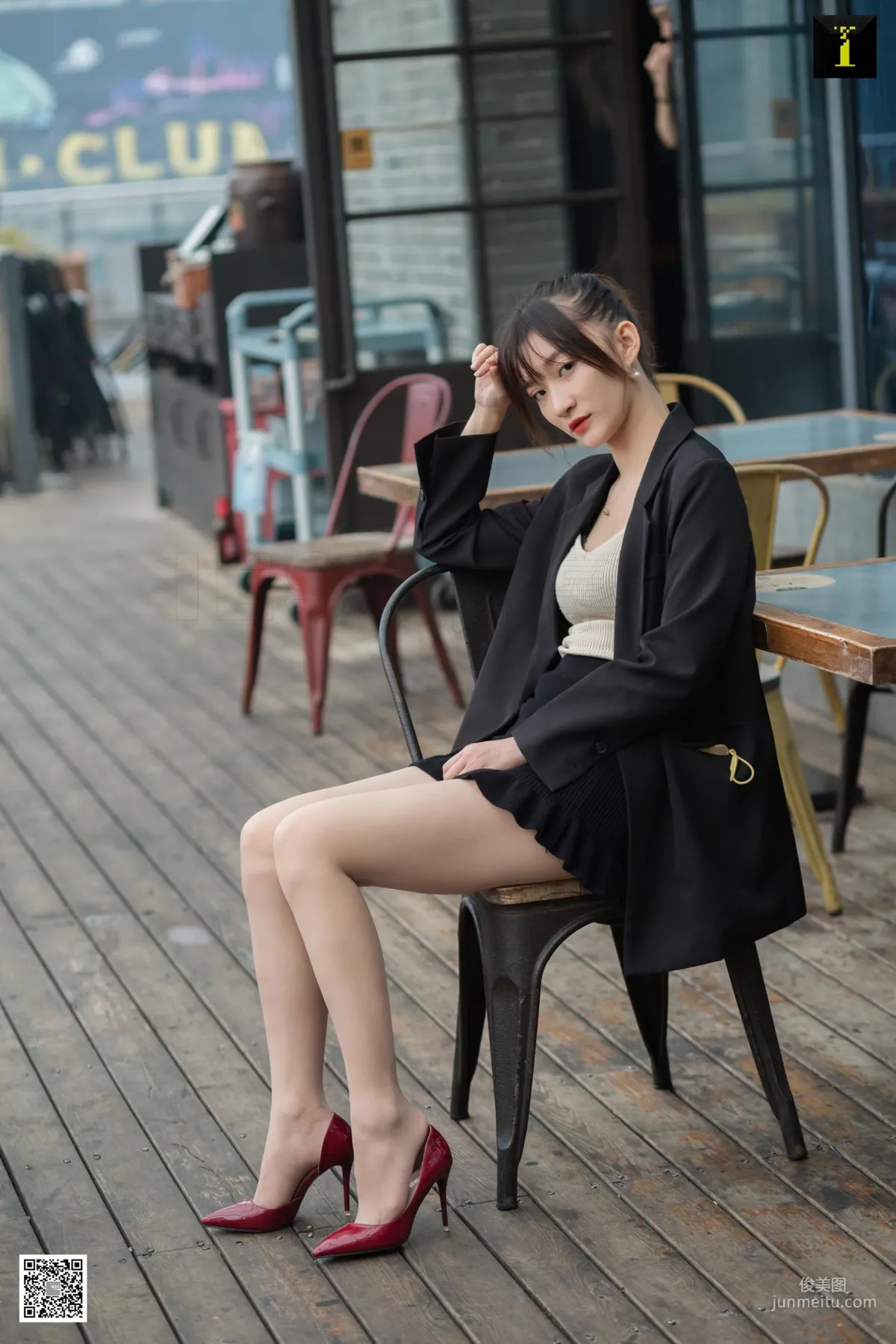 秋秋 《秋領班的午休時間》 [異思趣向IESS] 美腿絲足寫真集 28