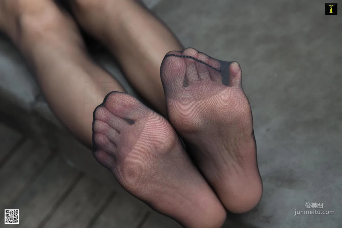 秋秋 《秋的長靴與黑絲》 [異思趣向IESS] 絲襪美腿寫真集 71