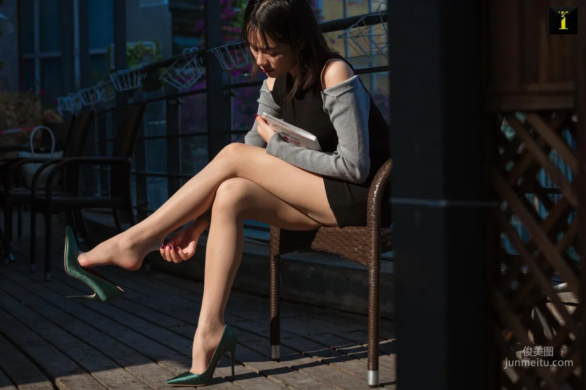 小小 《小小的冬日暖陽》 [異思趣向IESS] 美腿絲足寫真集 44