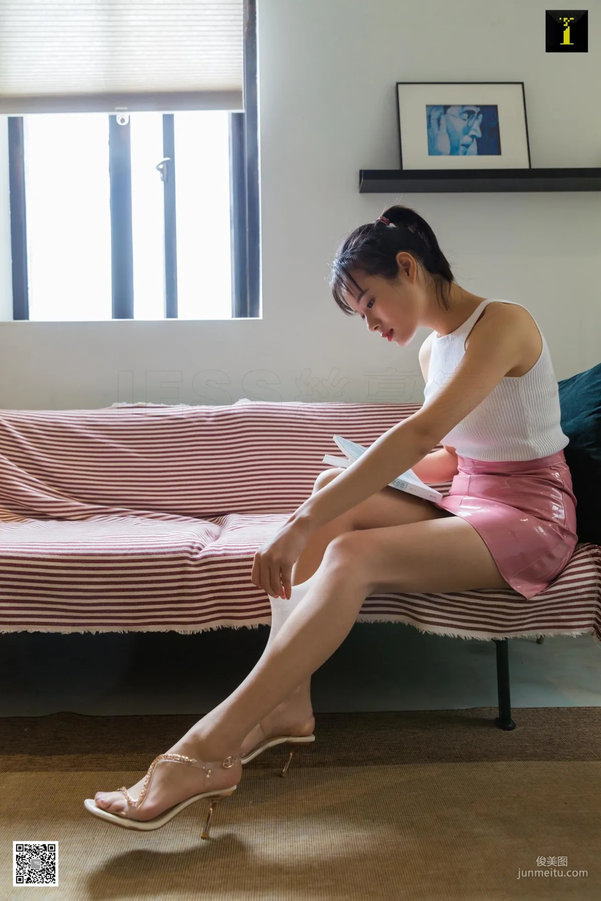 小小 《美足與蛇形涼鞋》 [異思趣向IESS] 美腿絲足寫真集 31