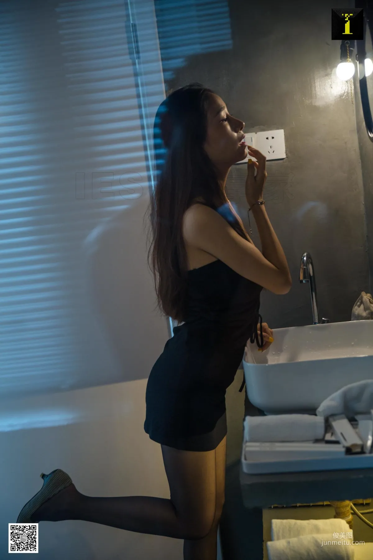美子 《收拾襪子的美子》 [異思趣向IESS] 美腿絲足寫真集 2