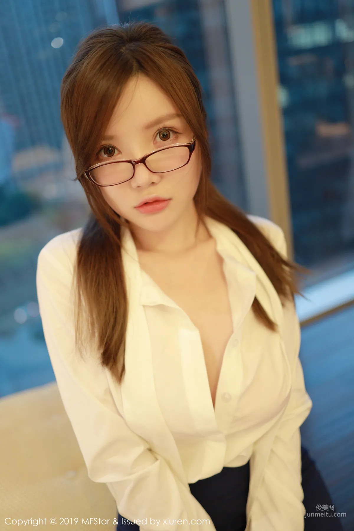 糯美子Mini《白襯衫與黑絲襪》 [模範學院MFStar] Vol.218 寫真集 18