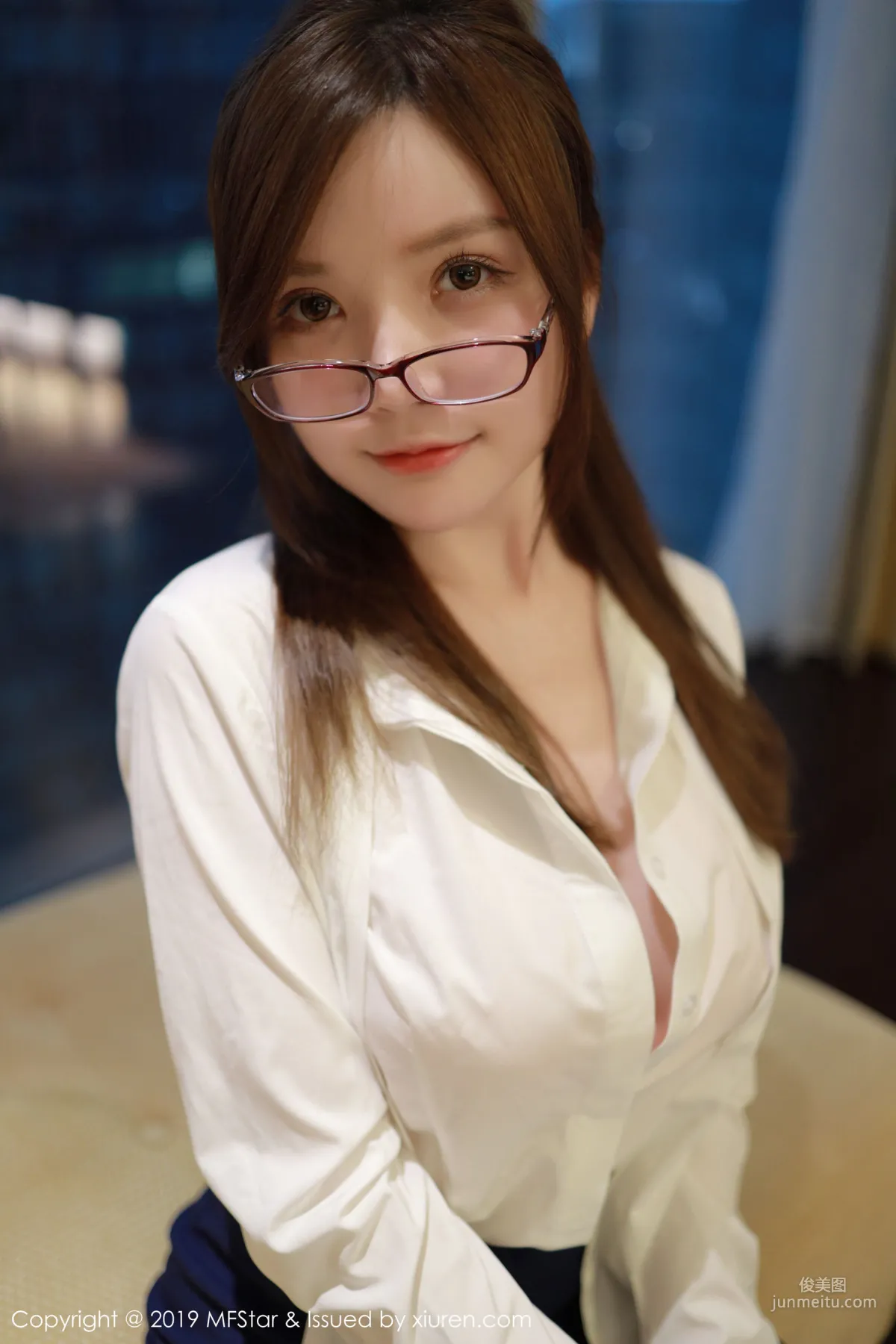 糯美子Mini《白襯衫與黑絲襪》 [模範學院MFStar] Vol.218 寫真集 23