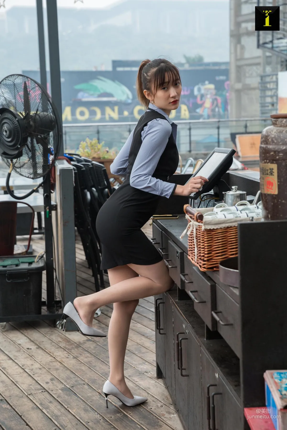 秋秋 《飯店主管》 [異思趣向IESS] 絲襪美腿寫真集 21