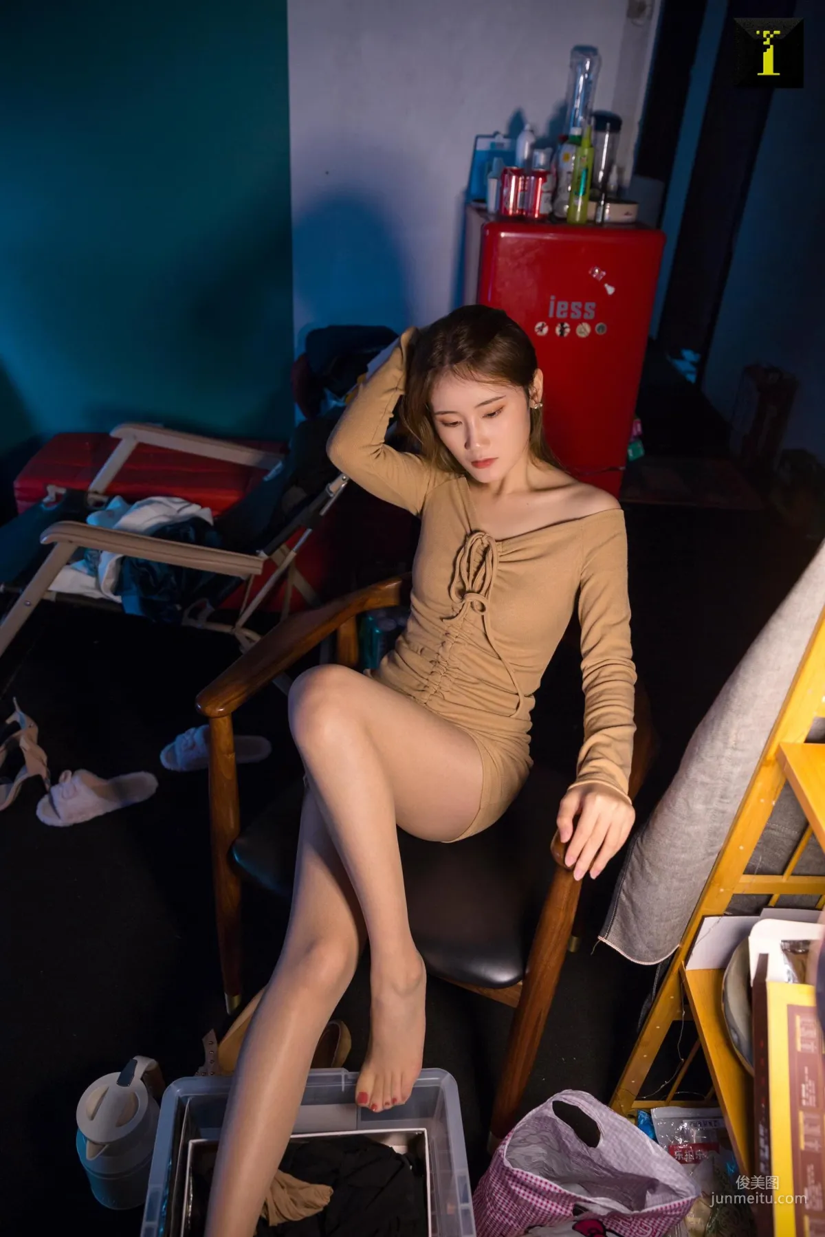 紫薇 《倉庫小妹》 [異思趣向IESS] 美腿絲足寫真集 78