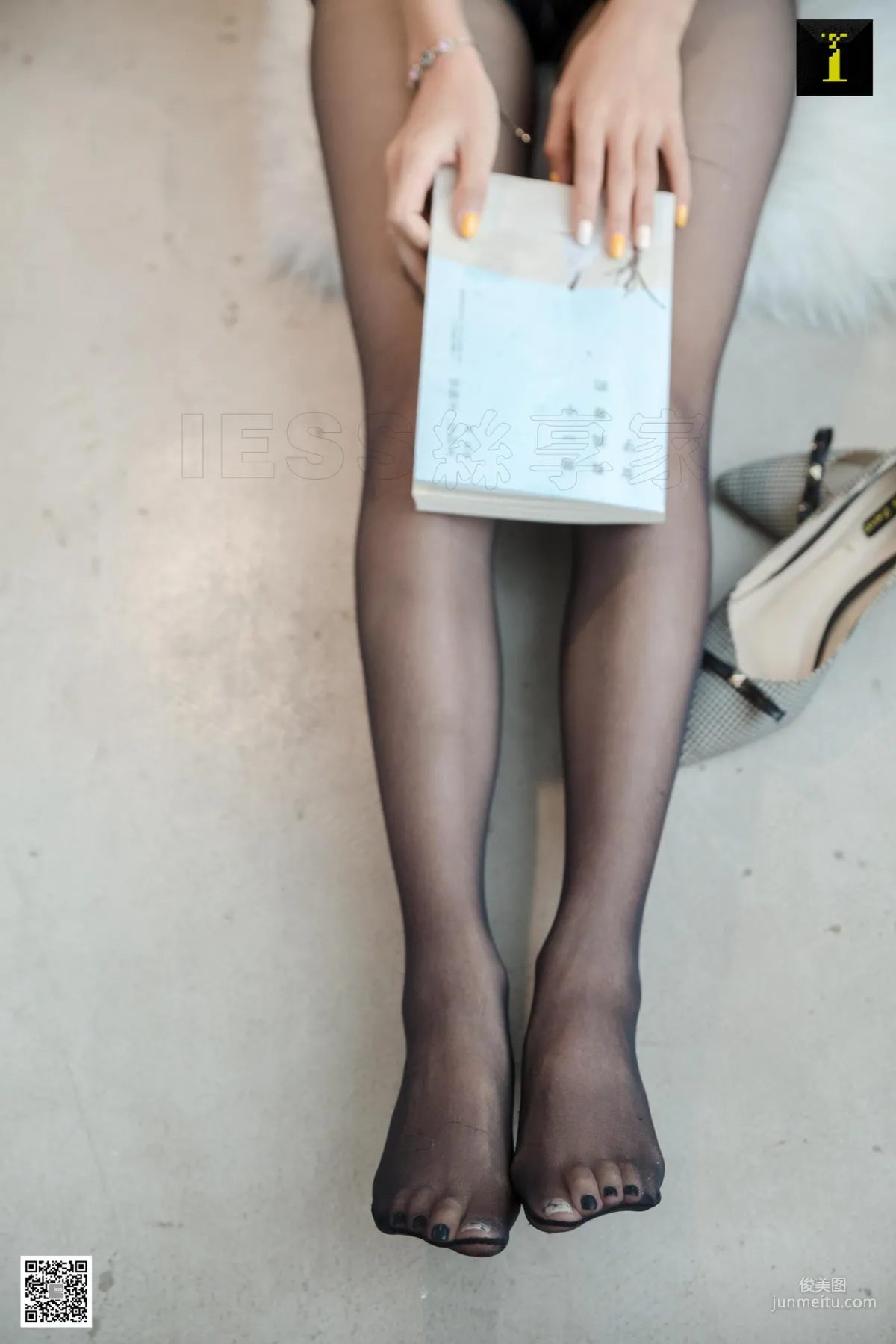 美子 《收拾襪子的美子》 [異思趣向IESS] 美腿絲足寫真集 78