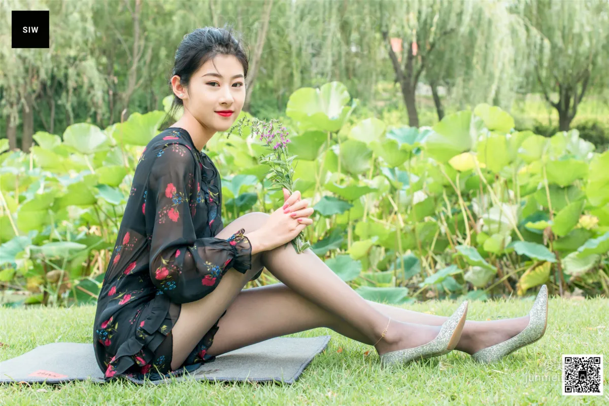 龍哥《黑色網紗碎花長袖連衣裙》 [SIW斯文傳媒] 寫真集 24