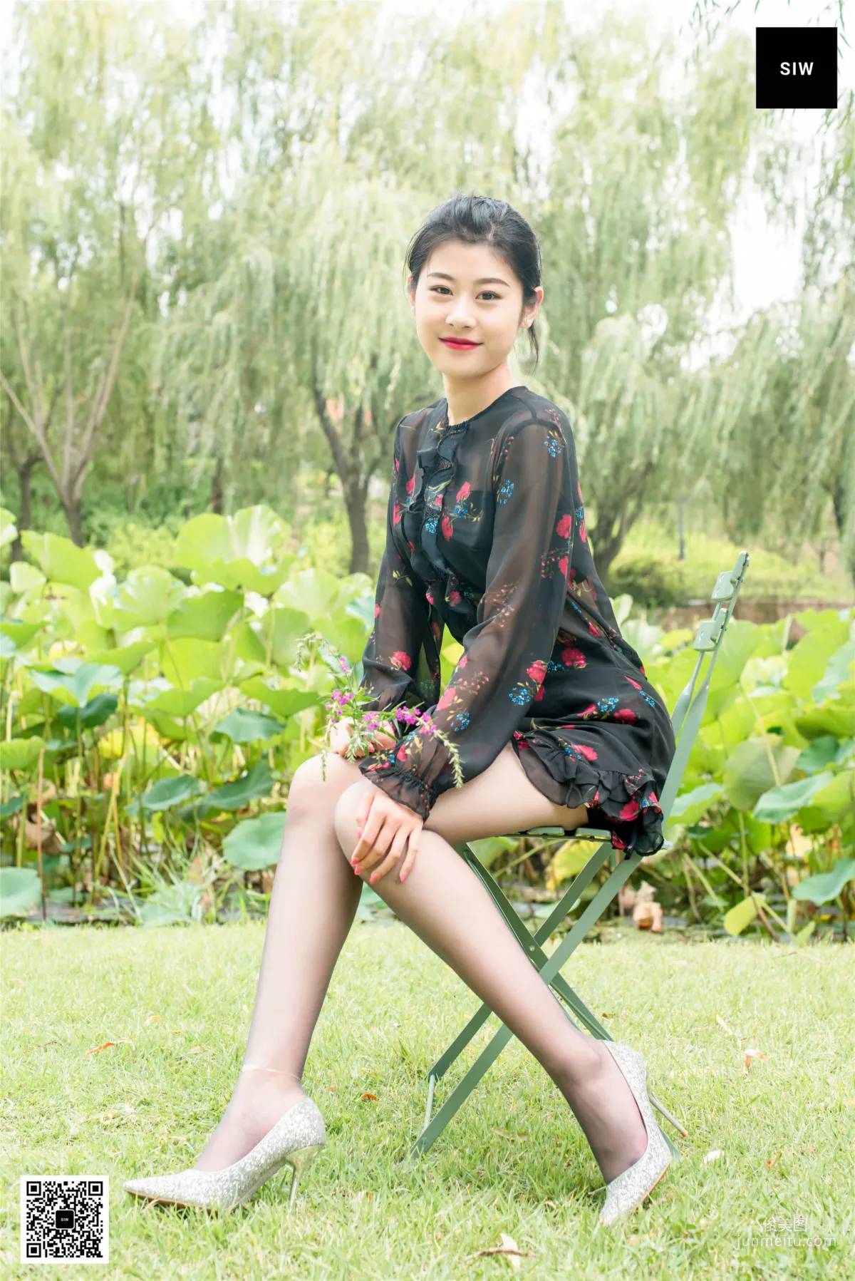 龍哥《黑色網紗碎花長袖連衣裙》 [SIW斯文傳媒] 寫真集 38