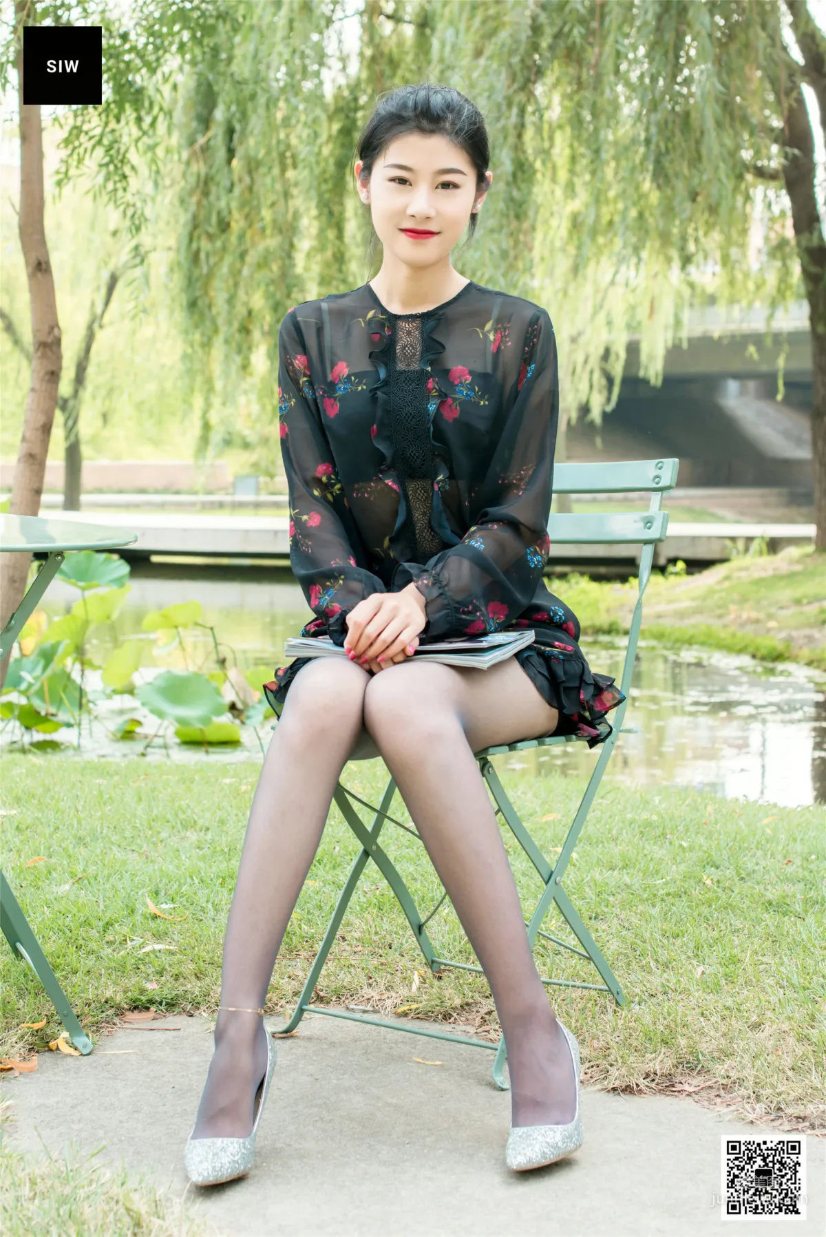 龍哥《黑色網紗碎花長袖連衣裙》 [SIW斯文傳媒] 寫真集 17
