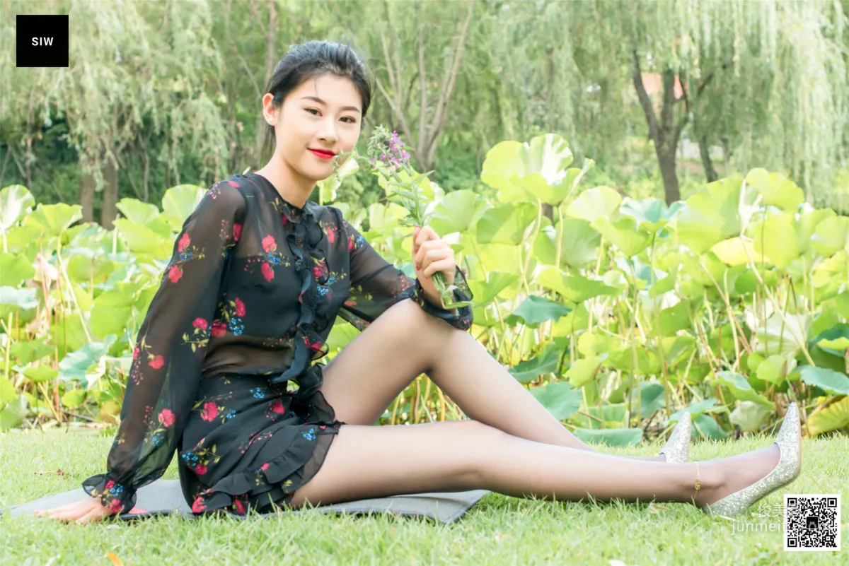 龍哥《黑色網紗碎花長袖連衣裙》 [SIW斯文傳媒] 寫真集 27