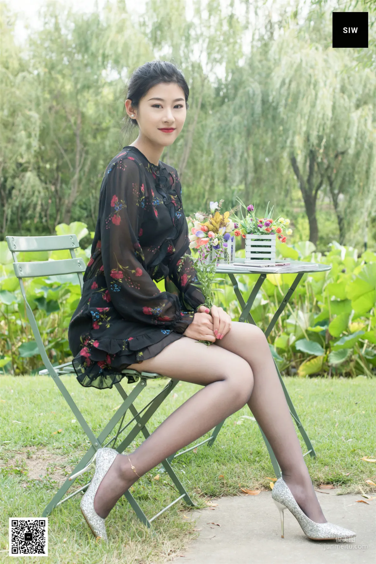 龍哥《黑色網紗碎花長袖連衣裙》 [SIW斯文傳媒] 寫真集 56