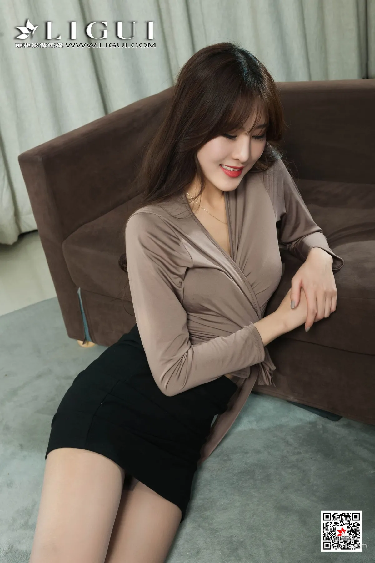 Model 梓岩《沙发灰丝美腿秘书》 [丽柜Ligui] 写真集25