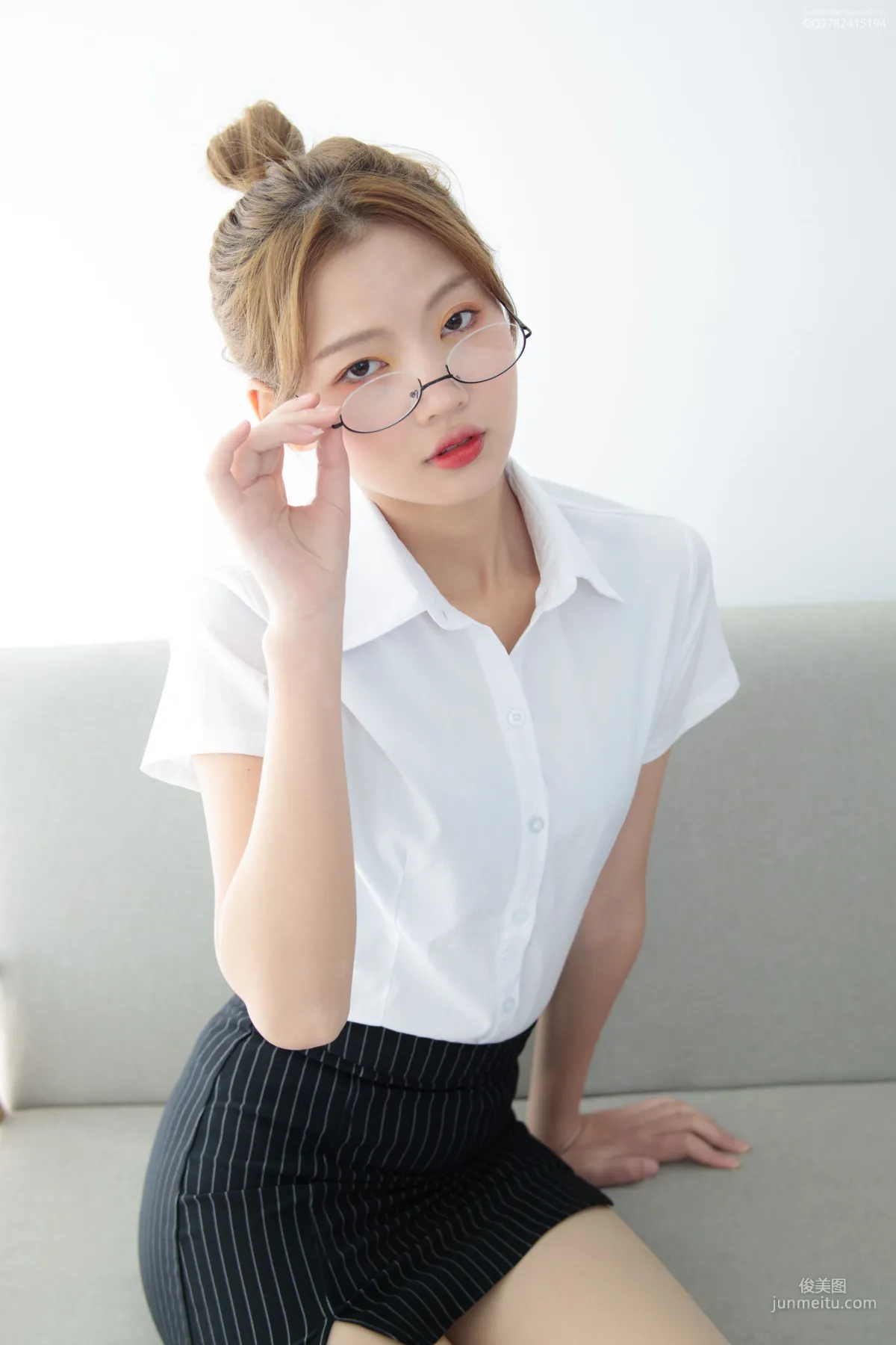 《OL一定要搭配眼镜 50D肉丝》 [森萝财团] JKFUN-044 写真集4